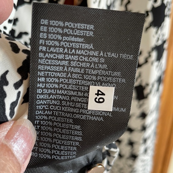 NWT H&M Women’s Black and White long sleeve button down blouse. Size 0 - Picture 6 of 11